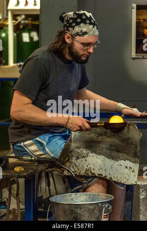 Artisan travaillant avec verre verre en fusion, New York, USA Banque D'Images