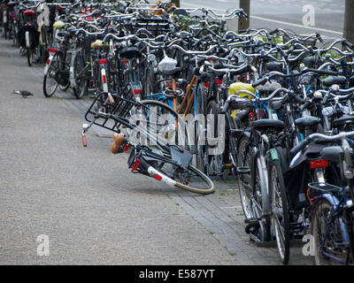 Si vous laissez votre vélo à un parking public il y a toujours une chance que vous vous retrouvez avec une roue tordue lors de votre retour. Breda, Banque D'Images