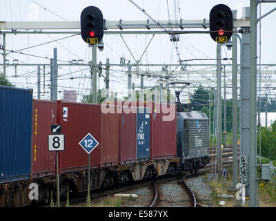 Train de fret chargé avec des conteneurs passant par Breda, Pays-Bas Banque D'Images