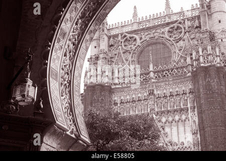 El Perdon Portail d'entrée (16e siècle), la Cathédrale de Séville, l'Espagne, l'Europe en noir et blanc, Sépia Banque D'Images