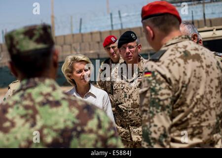 Mazar-i-Sharif, en Afghanistan. 23 juillet, 2014. Le ministre allemand de la défense, Ursula von der Leyen (CDU) 2e L, Camp de visites à l'extérieur Shaheen Mazar-i-Sharif (Afghanistan) le 23 juillet 2014. © AFP PHOTO alliance/Alamy Live News' Banque D'Images