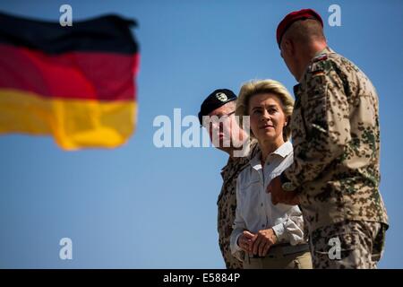 Mazar-i-Sharif, en Afghanistan. 23 juillet, 2014. Le ministre allemand de la défense, Ursula von der Leyen (CDU), R 2ème Camp visites Shaheen en dehors de Mazar-i-Sharif (Afghanistan) le 23 juillet 2014. © AFP PHOTO alliance/Alamy Live News Banque D'Images