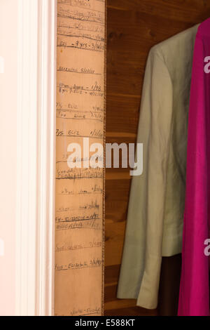 La croissance des enfants Tableau de penderie jambage de porte, Residential Home, USA Banque D'Images