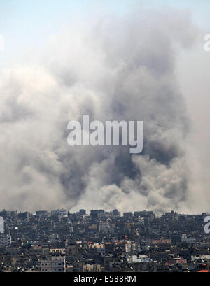 Gaza, bande de Gaza, Territoires palestiniens. 23 juillet, 2014. La fumée d'une frappe israélienne s'élève au-dessus de la ville de Gaza, mercredi, 23 juillet 2014. /Alamy Live News Crédit : ZUMA Press, Inc./Alamy Live News Banque D'Images