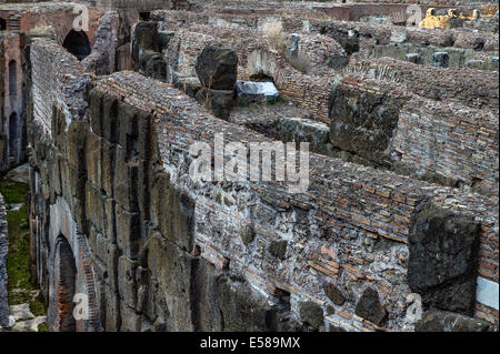 L'intérieur de ruines souterraines le Colisée, Rome, Italie Banque D'Images