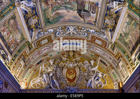 Fresque au plafond dans la salle de cartes, Musée du Vatican, Cité du Vatican, Rome, Italie Banque D'Images