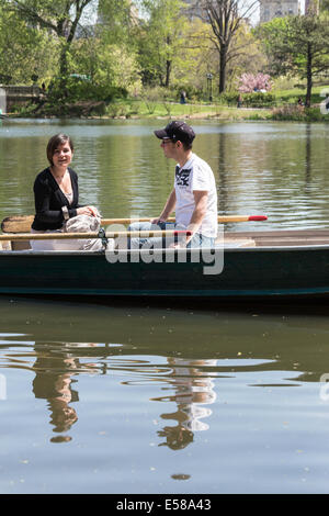 Jeune couple en chaloupe sur le lac de Central Park, NYC Banque D'Images