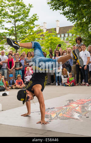 Londres Southbank , incroyable , de superbes danseurs danseur de rue moderne acrobatique des amuseurs de foules de touristes gens busk pour l'argent Banque D'Images