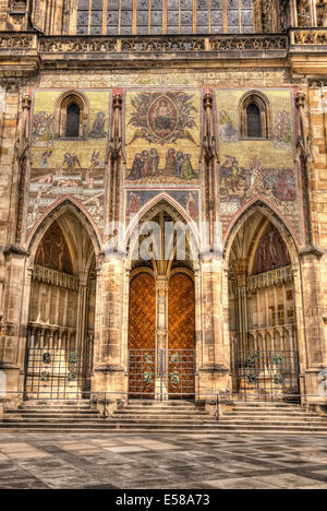 Le sud de l'entrée de la cathédrale Saint-Guy de Prague, en République Tchèque Banque D'Images