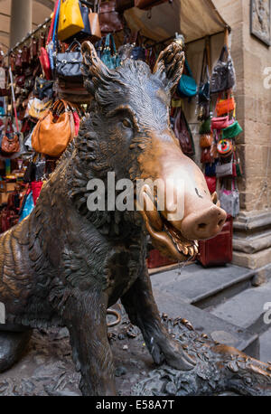 Il Porcellino sculpture au Mercato Nuovo, Florence, Italie Banque D'Images