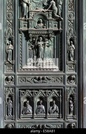 Portail principal de bronze par Augusto Passaglia, la cathédrale Santa Maria del Fiore, Florence, Italie Banque D'Images