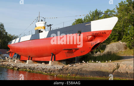 Vétéran de la DEUXIÈME GUERRE MONDIALE sous-marin de la marine finlandaise Vesikko sur l'affichage comme un musée des navires en mer de Suomenlinna forteresse. Banque D'Images