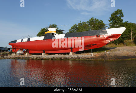 Vétéran de la DEUXIÈME GUERRE MONDIALE sous-marin de la marine finlandaise Vesikko sur l'affichage comme un musée des navires en mer de Suomenlinna forteresse. Banque D'Images