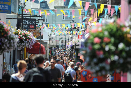 Brighton, UK, juillet 2014. Visiteurs emballés dans de la North Laine bohème quartier commercial de Brighton par temps chaud Banque D'Images