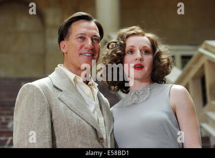 Tobias Moretti acteurs (comme Luis Trenker) et Brigitte Hobmeier (Leni Riefenstahl) posent pendant le tournage pour le TV film 'Luis Trenker - l'amende de la vérité" (allemand : Luis Trenker - Der schmale Grat der Wahrheit) à l'Université de musique à Munich, Allemagne, 23 juillet 2014. Le film sera diffusé sur la chaîne publique de télévision ARD en 2015. Photo : Tobias Hase/dpa Banque D'Images