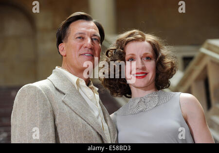 Tobias Moretti acteurs (comme Luis Trenker) et Brigitte Hobmeier (Leni Riefenstahl) posent pendant le tournage pour le TV film 'Luis Trenker - l'amende de la vérité" (allemand : Luis Trenker - Der schmale Grat der Wahrheit) à l'Université de musique à Munich, Allemagne, 23 juillet 2014. Le film sera diffusé sur la chaîne publique de télévision ARD en 2015. Photo : Tobias Hase/dpa Banque D'Images