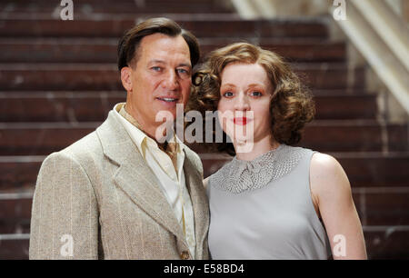 Tobias Moretti acteurs (comme Luis Trenker) et Brigitte Hobmeier (Leni Riefenstahl) posent pendant le tournage pour le TV film 'Luis Trenker - l'amende de la vérité" (allemand : Luis Trenker - Der schmale Grat der Wahrheit) à l'Université de musique à Munich, Allemagne, 23 juillet 2014. Le film sera diffusé sur la chaîne publique de télévision ARD en 2015. Photo : Tobias Hase/dpa Banque D'Images