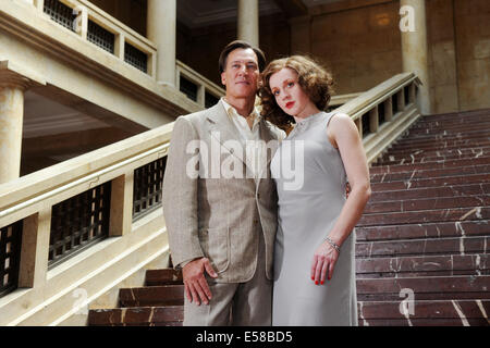 Tobias Moretti acteurs (comme Luis Trenker) et Brigitte Hobmeier (Leni Riefenstahl) posent pendant le tournage pour le TV film 'Luis Trenker - l'amende de la vérité" (allemand : Luis Trenker - Der schmale Grat der Wahrheit) à l'Université de musique à Munich, Allemagne, 23 juillet 2014. Le film sera diffusé sur la chaîne publique de télévision ARD en 2015. Photo : Tobias Hase/dpa Banque D'Images