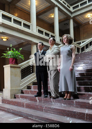 Acteurs Arndt Schwering-Sohnrey (L-R, que Josef Goebbels), Tobias Moretti (comme Luis Trenker) et Brigitte Hobmeier (Leni Riefenstahl) posent pendant le tournage pour le TV film 'Luis Trenker - l'amende de la vérité" (allemand : Luis Trenker - Der schmale Grat der Wahrheit) à l'Université de musique à Munich, Allemagne, 23 juillet 2014. Le film sera diffusé sur la chaîne publique de télévision ARD en 2015. Photo : Tobias Hase/dpa Banque D'Images