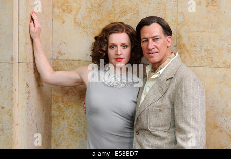 Tobias Moretti acteurs (comme Luis Trenker) et Brigitte Hobmeier (Leni Riefenstahl) posent pendant le tournage pour le TV film 'Luis Trenker - l'amende de la vérité" (allemand : Luis Trenker - Der schmale Grat der Wahrheit) à l'Université de musique à Munich, Allemagne, 23 juillet 2014. Le film sera diffusé sur la chaîne publique de télévision ARD en 2015. Photo : Tobias Hase/dpa Banque D'Images