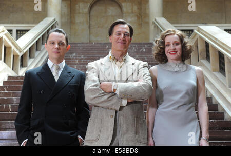 Acteurs Arndt Schwering-Sohnrey (L-R, que Josef Goebbels), Tobias Moretti (comme Luis Trenker) et Brigitte Hobmeier (Leni Riefenstahl) posent pendant le tournage pour le TV film 'Luis Trenker - l'amende de la vérité" (allemand : Luis Trenker - Der schmale Grat der Wahrheit) à l'Université de musique à Munich, Allemagne, 23 juillet 2014. Le film sera diffusé sur la chaîne publique de télévision ARD en 2015. Photo : Tobias Hase/dpa Banque D'Images