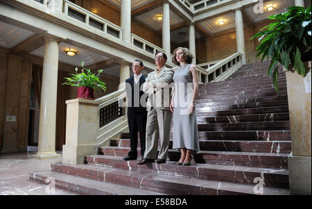 Acteurs Arndt Schwering-Sohnrey (L-R, que Josef Goebbels), Tobias Moretti (comme Luis Trenker) et Brigitte Hobmeier (Leni Riefenstahl) posent pendant le tournage pour le TV film 'Luis Trenker - l'amende de la vérité" (allemand : Luis Trenker - Der schmale Grat der Wahrheit) à l'Université de musique à Munich, Allemagne, 23 juillet 2014. Le film sera diffusé sur la chaîne publique de télévision ARD en 2015. Photo : Tobias Hase/dpa Banque D'Images