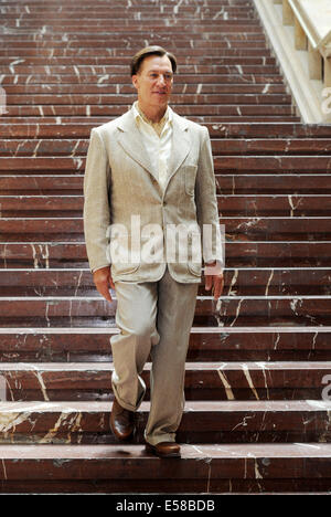 Acteur autrichien Tobias Moretti (comme Luis Trenker) pose pendant le tournage pour le TV film 'Luis Trenker - l'amende de la vérité" (allemand : Luis Trenker - Der schmale Grat der Wahrheit) à l'Université de musique à Munich, Allemagne, 23 juillet 2014. Le film sera diffusé sur la chaîne publique de télévision ARD en 2015. Photo : Tobias Hase/dpa Banque D'Images