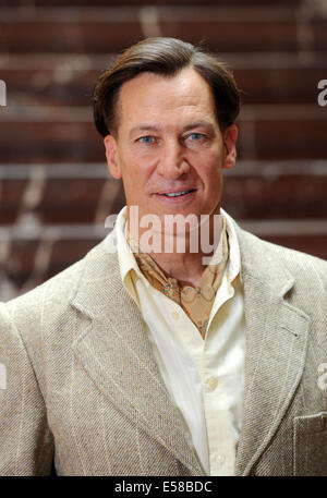 Acteur autrichien Tobias Moretti (comme Luis Trenker) pose pendant le tournage pour le TV film 'Luis Trenker - l'amende de la vérité" (allemand : Luis Trenker - Der schmale Grat der Wahrheit) à l'Université de musique à Munich, Allemagne, 23 juillet 2014. Le film sera diffusé sur la chaîne publique de télévision ARD en 2015. Photo : Tobias Hase/dpa Banque D'Images