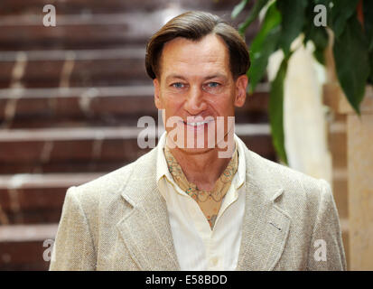 Acteur autrichien Tobias Moretti (comme Luis Trenker) pose pendant le tournage pour le TV film 'Luis Trenker - l'amende de la vérité" (allemand : Luis Trenker - Der schmale Grat der Wahrheit) à l'Université de musique à Munich, Allemagne, 23 juillet 2014. Le film sera diffusé sur la chaîne publique de télévision ARD en 2015. Photo : Tobias Hase/dpa Banque D'Images