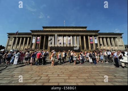 Liverpool, Royaume-Uni. 23 juillet 2014. Hugh foules file d'attente hors de visiter St George's Hall pour voir la grand-mère, géant en son sommeil avant son voyage autour de Liverpool. Cette année, l'histoire des géants se concentre sur la WW1 centenaire et 'Mémoires d'août 1914". Le spectacle sur le prochain week-end est par des experts français le théâtre de rue Royal de Luxe. Des foules de gens en attente avant de la War Memorial et St George's Hall Crédit : David Colbran/Alamy Live News Banque D'Images