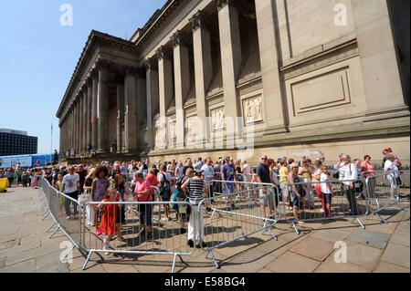 Liverpool, Royaume-Uni. 23 juillet 2014. Hugh foules file d'attente hors de visiter St George's Hall pour voir la grand-mère, géant en son sommeil avant son voyage autour de Liverpool. Cette année, l'histoire des géants se concentre sur la WW1 centenaire et 'Mémoires d'août 1914". Le spectacle sur le prochain week-end est par des experts français le théâtre de rue Royal de Luxe. L'avant de la file d'attente à St George's Hall Crédit : David Colbran/Alamy Live News Banque D'Images