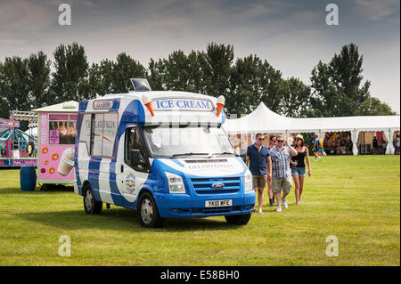 Un traditionnel ice cream van à la Brentwood Festival. Banque D'Images