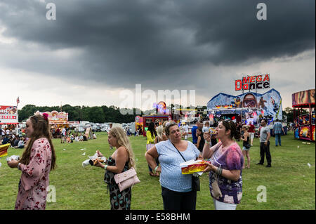 Festivaliers manger au Festival de Brentwood en dépit de l'approche du mauvais temps. Banque D'Images