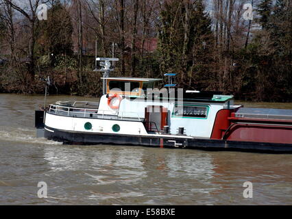 AJAXNETPHOTO.BOUGIVAL,FRANCE-VOIES NAVIGABLES-FRET - PASSAGE DE ROUE ET HÉBERGEMENT D'UN PENICHE.PHOTO MODERNE:JONATHAN EASTLAND/AJAX REF:R60204 216 Banque D'Images