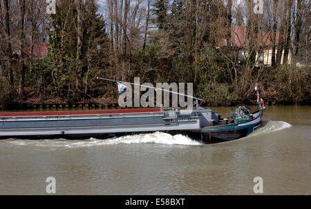 AJAXNETPHOTO.BOUGIVAL,FRANCE-VOIES NAVIGABLES INTÉRIEURES - FRET - UNE PENICHE MODERNE CHARGÉE AVEC AGGREGATES.PHOTO:JONATHAN EASTLAND/AJAX REF:R60204 210 Banque D'Images