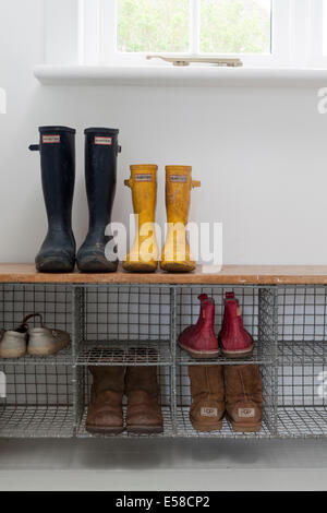 Bottes Wellington en metal étagère de rangement dans hall d'entrée au Beach house, Sandways, Camber Sands, au Royaume-Uni. Banque D'Images