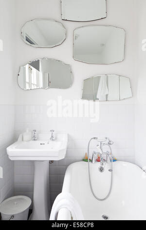 Effet miroir au-dessus d'un lavabo et baignoire à remous, dans Sandways, Camber Sands, au Royaume-Uni. Banque D'Images