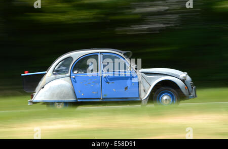 Hofheim-Diedenbergen, Allemagne. 23 juillet, 2014. Une Citroën 2CV est sur le chemin de l'Allemagne 6ème réunion des amis de la 2CV à Hofheim-Diedenbergen, Allemagne, 23 juillet 2014. Plus de 1 000 fans de la voiture culte français et environ 700 voitures sont attendus à la réunion. Photo : Arne Dedert/dpa/Alamy Live News Banque D'Images