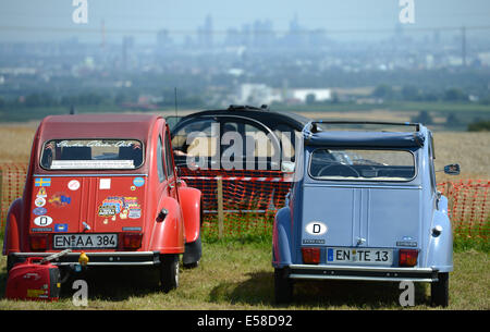 Hofheim-Diedenbergen, Allemagne. 23 juillet, 2014. Deux 2CV Citroën sont garées devant l'horizon de Francfort à l'Allemagne lors de la 6e réunion des amis de la 2CV à Hofheim-Diedenbergen, Allemagne, 23 juillet 2014. Plus de 1 000 fans de la voiture culte français et environ 700 voitures sont attendus à la réunion. Photo : Arne Dedert/dpa/Alamy Live News Banque D'Images