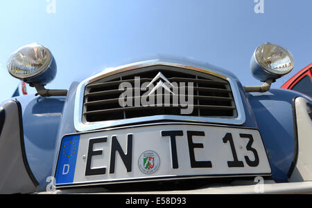 Hofheim-Diedenbergen, Allemagne. 23 juillet, 2014. Le 'Duck' (allemand : Ente, surnom pour Citroen 2CV) d'août et la martre avec Barbara la plaque d 'EN - TE 13' est représenté à la 6ème Allemagne réunion des amis de la 2CV à Hofheim-Diedenbergen, Allemagne, 23 juillet 2014. Plus de 1 000 fans de la voiture culte français et environ 700 voitures sont attendus à la réunion. Photo : Arne Dedert/dpa/Alamy Live News Banque D'Images