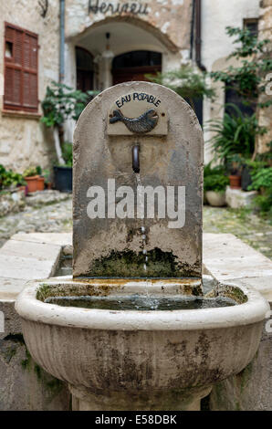 Une fontaine rustique dans une cour dans le village de St Paul de Vence, Provence, France Banque D'Images