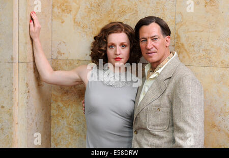 Munich, Allemagne. 23 juillet, 2014. Tobias Moretti acteurs (comme Luis Trenker) et Brigitte Hobmeier (Leni Riefenstahl) posent pendant le tournage pour le TV film 'Luis Trenker - La fine ligne de la vérité" (allemand : Luis Trenker - Der schmale Grat der Wahrheit) à l'Université de musique à Munich, Allemagne, 23 juillet 2014. Le film sera diffusé sur la chaîne publique de télévision ARD en 2015. Photo : Tobias Hase/dpa/Alamy Live News Banque D'Images