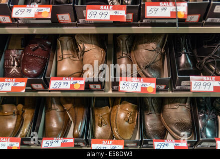 Men's shoes discounted dans un magasin de vente. Banque D'Images