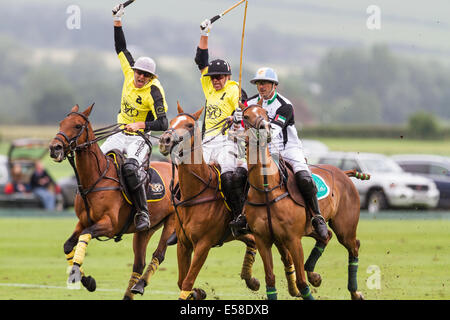 Numéro un mondial polo player, Adolfo Cambiaso en concurrence dans un match contre l'eau et la boue Cortium Dubai Polo durant la coupe d'Or Banque D'Images