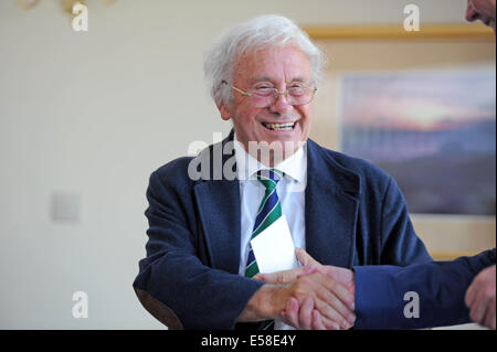 Porthcawl, Pays de Galles, Royaume-Uni. 23 juillet, 2014. Brian Huggett MBE, le golfeur professionnel Gallois est présenté avec une nouvelle montre Rolex en tournée européenne le chef George O'Grady dans le clubhouse du Club de Golf Royal Porthcawl au Pays de Galles avant l'Omnium senior qui commence demain. Credit : Phil Rees/Alamy Live News Banque D'Images