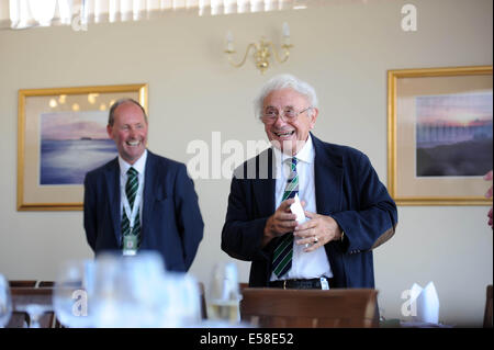 Porthcawl, Pays de Galles, Royaume-Uni. 23 juillet, 2014. Brian Huggett MBE, le golfeur professionnel Gallois est présenté avec une nouvelle montre Rolex en tournée européenne le chef George O'Grady dans le clubhouse du Club de Golf Royal Porthcawl au Pays de Galles avant l'Omnium senior qui commence demain. Credit : Phil Rees/Alamy Live News Banque D'Images