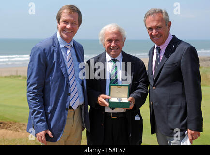 Porthcawl, Pays de Galles, Royaume-Uni. 23 juillet, 2014. Brian Huggett MBE, (au milieu) le golfeur professionnel Gallois est présenté avec une nouvelle montre Rolex en tournée européenne le chef George O'Grady (à gauche) dans le clubhouse du Club de Golf Royal Porthcawl au Pays de Galles avant l'Omnium senior qui commence demain. Credit : Phil Rees/Alamy Live News Banque D'Images