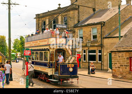 Open top le tramway électrique fonctionnant en scène de rue de Crich Tramway Village Banque D'Images