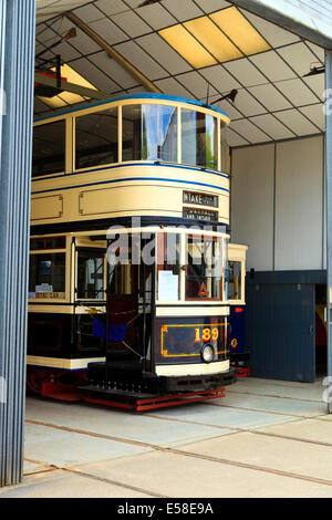 Les tramways électriques dans les hangars à l'Crich Tramway Village Banque D'Images