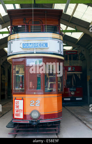 Les tramways électriques dans les hangars à l'Crich Tramway Village Banque D'Images